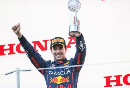 Sergio Checo Pérez acompañó en el podium a Max Verstappen en el G de Japón. 