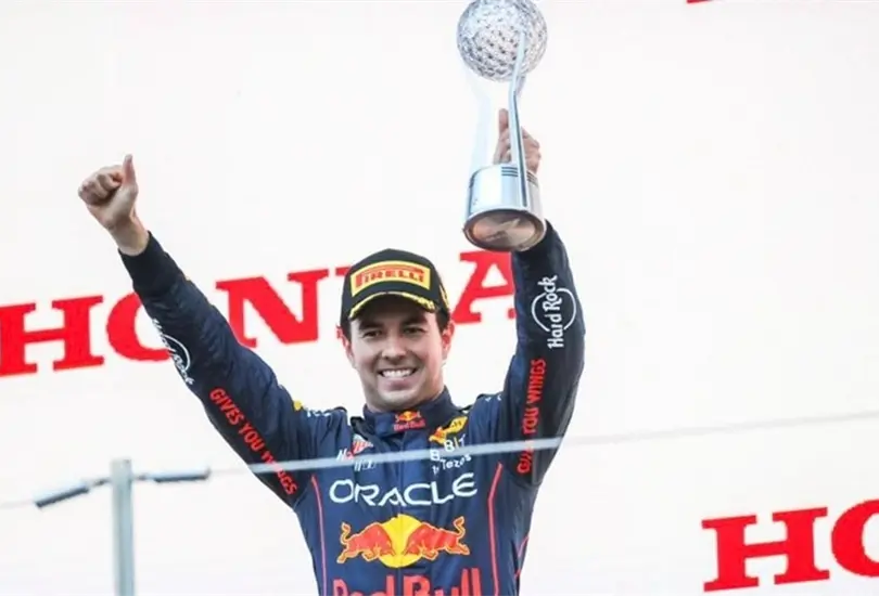 Sergio Checo P&eacute;rez acompa&ntilde;&oacute; en el podium a Max Verstappen en el G de Jap&oacute;n. 