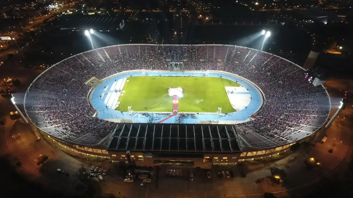 ESTADIO NACIONAL DE CHILE. Este recinto en Sudamérica es uno de los más emblemáticos de la región, debido a su capacidad en gradas y cancha, siendo recordada la presentación de Bon Jovi durante 1990.