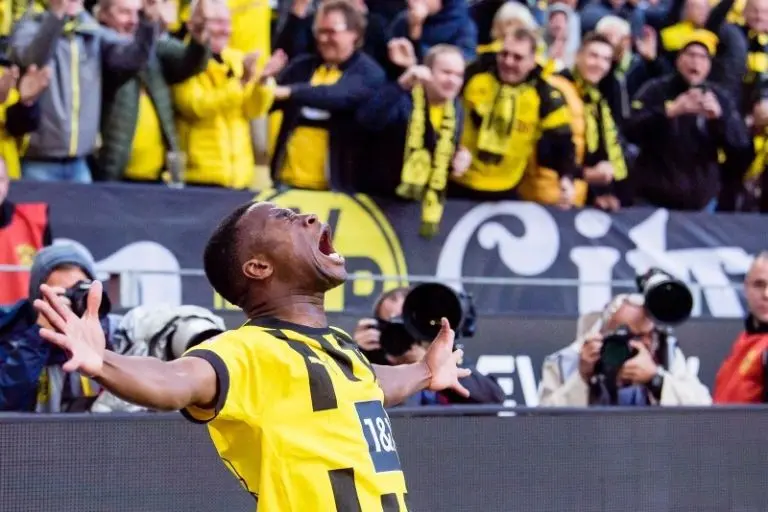 Youssoufa Moukoko debutó con el Borussia Dortmund en 2020 cuando tenía 16 años - Twitter @BlackYellow
