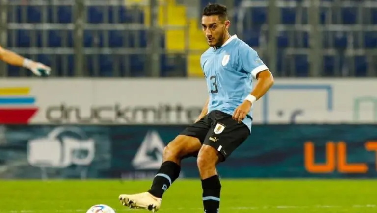 Sebastián Cáceres jugó amistosos con Uruguay. @Seba4Caceres