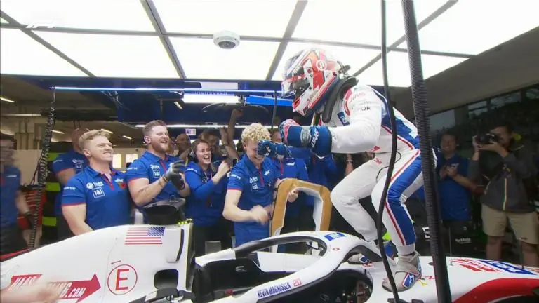 Kevin Magnussen celebró a lo grande su triunfo con el resto de sus compañeros. Foto: Twitter @F1