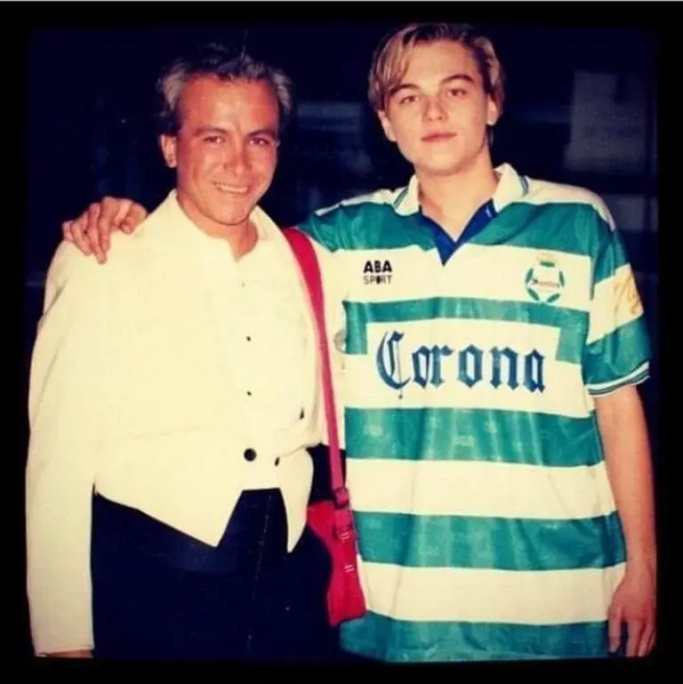 Leonardo DiCaprio posó con la playera de Santos en 1996. Foto: Captura de pantalla.