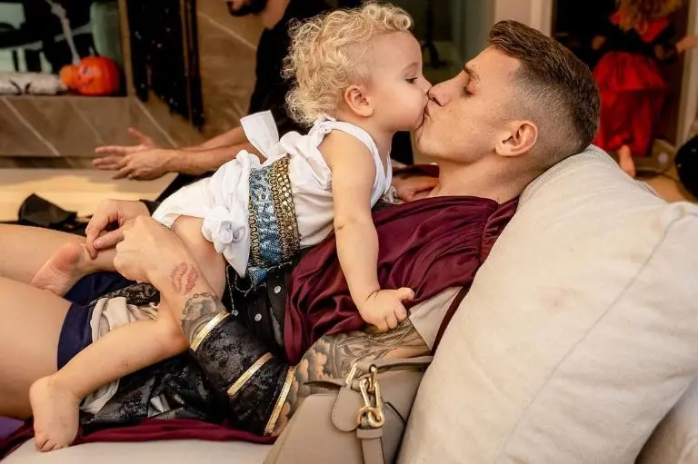 Lucas Digne junto a su hija - @lucasdigne