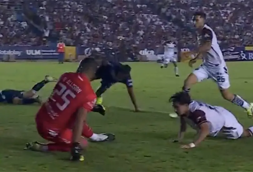 Guillermo Allison segundos despu&eacute;s de su autogolazo.