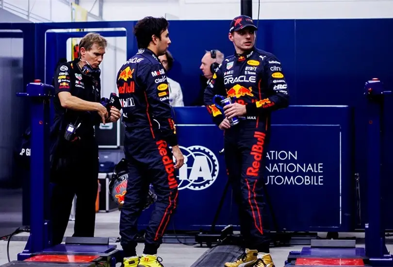 Checo P&eacute;rez mostr&oacute; su enojo con la reacci&oacute;n de Max Verstappen en el GP de Brasil 2022