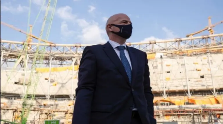 Gianni Infantino, presidente de la FIFA, estuve presente durante la construcción de varios estadios. Twitter: @fifacom_es