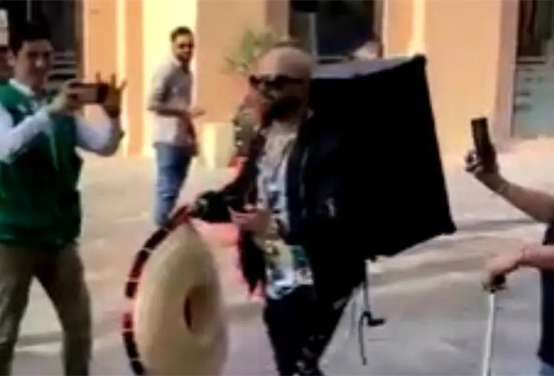 El mexicano sorprendió a todo el público por la música que estaba sonando en la bocina que cargaba en su espalda. El mexicano sorprendió a todo el público por la música que estaba sonando en la bocina que cargaba en su espalda.