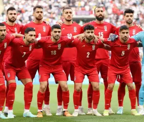 Portero de Ir&aacute;n abandona el partido vs Inglaterra tras choque de cabezas con compa&ntilde;ero
