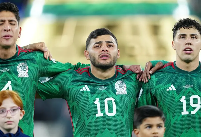 Alexis Vega no pudo contener las l&aacute;grimas al escuchar el Himno Nacional previo al M&eacute;xico vs Polonia