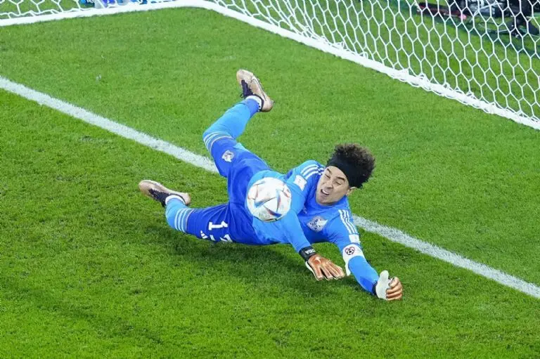 Guillermo Ochoa atajó un penal contra Robert Lewandowski - miseleccion.mx