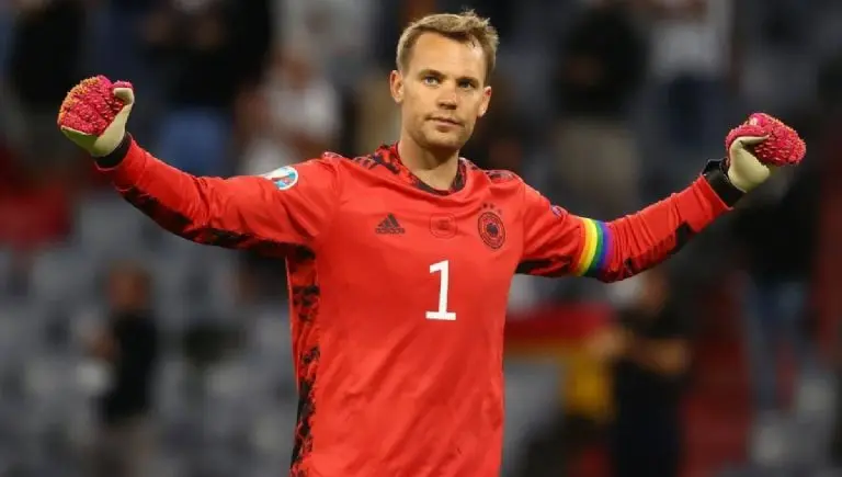 Manuel Neuer iba a usar el brazalete de capitán LGBT. Galería Referee