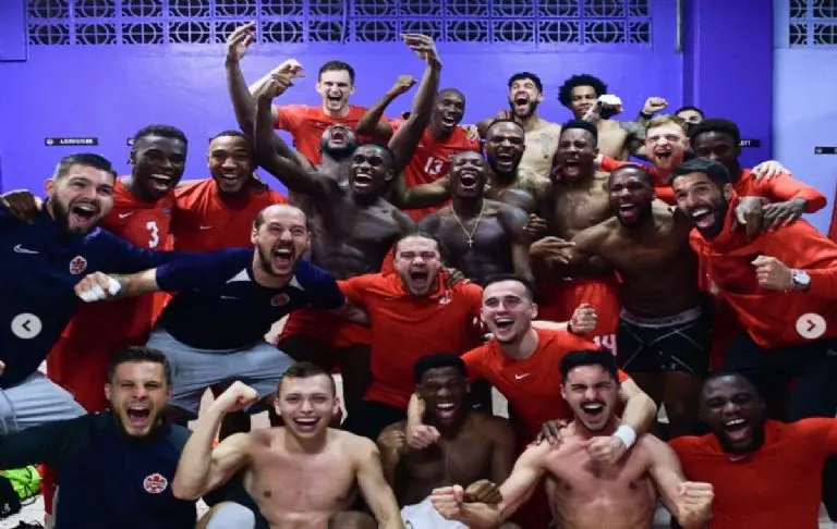 El equipo canadiense celebra haber clasificado a un Mundial después de su última participación en 1986. Instagram @canadasoccer
