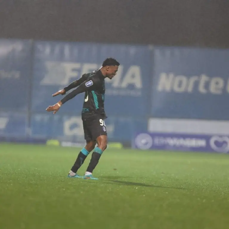 Friday Ubi Etim festeja su gol en la Copa de la Liga de Portugal - @fcvizela