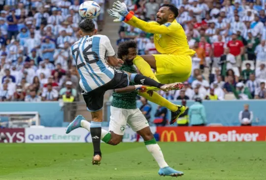 Al Shahrami sufrió fractura de mandíbula y distintos huesos de la cara tras chocar con su portero. (Foto: @WorldCupHQ)