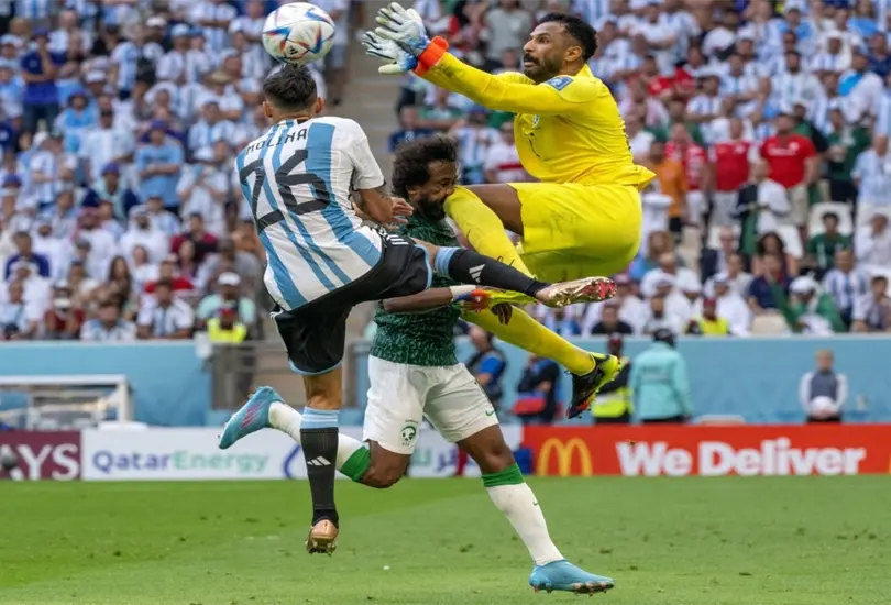 Al Shahrami sufri&oacute; fractura de mand&iacute;bula y distintos huesos de la cara tras chocar con su portero. (Foto: @WorldCupHQ)
