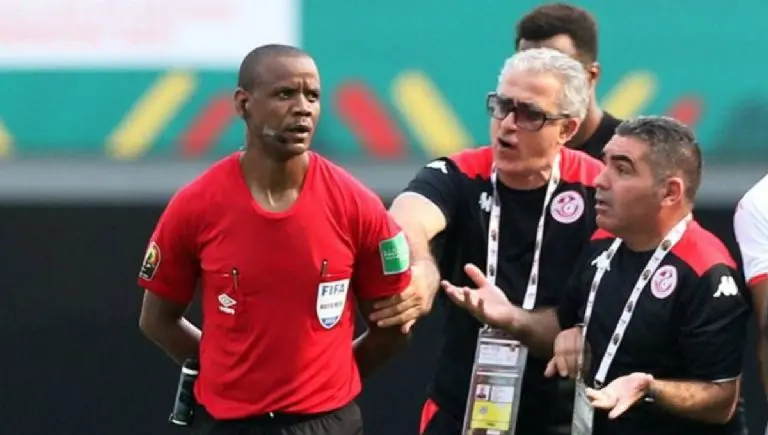 Árbitro de Zambia genera polémica constantemente. <br>@ManuHeredia21