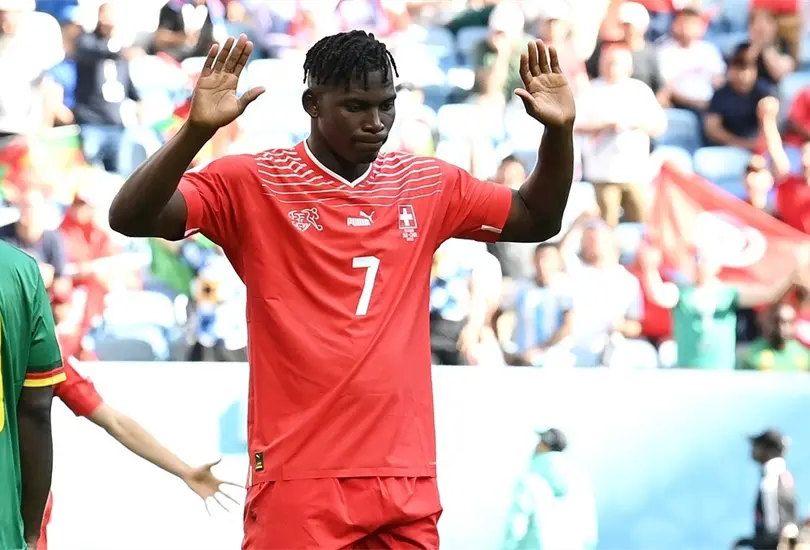 Embolo nació en Yaundé, capital de Camerún, sin embargo, defiende los colores de Suiza. Embolo nació en Yaundé, capital de Camerún, sin embargo, defiende los colores de Suiza.