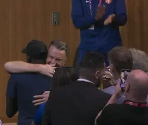 VIDEO: Van Gaal abraza a reportero en rueda de prensa y se vuelve viral