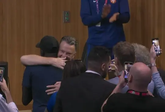 Van Gaal se fundió en un abrazo con periodista que dijo admirarlo.