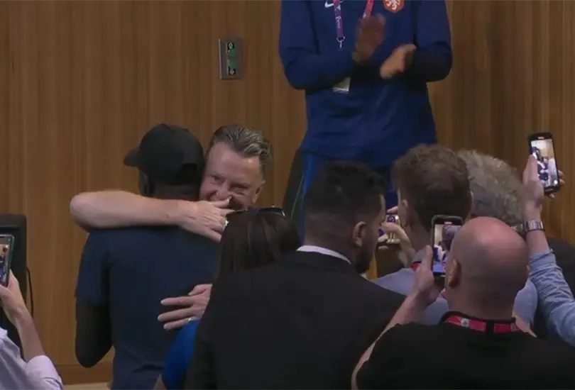 Van Gaal se fundi&oacute; en un abrazo con periodista que dijo admirarlo.