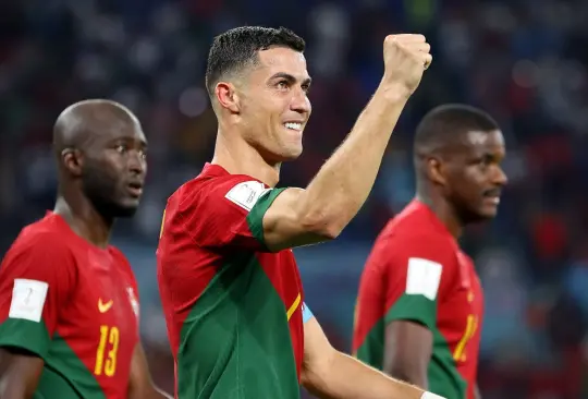 Cristiano Ronaldo hizo historia luego de convertir en cinco Mundiales diferentes en victoria de Portugal sobre Ghana. 