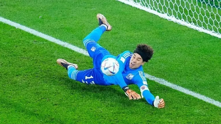 Guillermo Ochoa fue la figura de México ante Polonia. Foto: Twitter @miseleccionmx