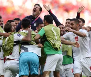 Irán vence a Gales con goles en los últimos tres minutos del encuentro 