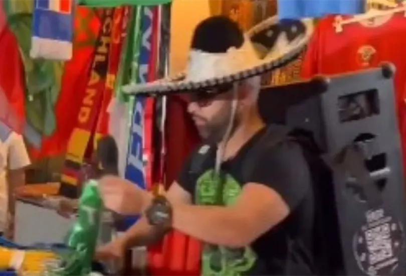 El Hombre de la Bocina se hizo muy popular en las redes sociales por reproducir los sonidos típicos de México. El Hombre de la Bocina se hizo muy popular en las redes sociales por reproducir los sonidos típicos de México.