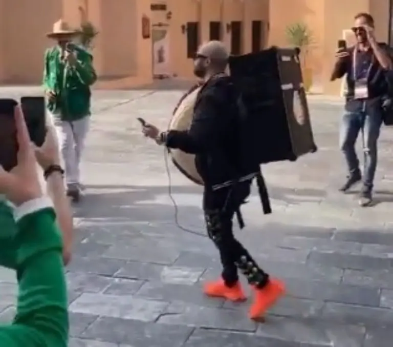El mexicano reveló que viaja por varias partes del mundo y siempre pone música mexicana. Foto: Captura de pantalla.