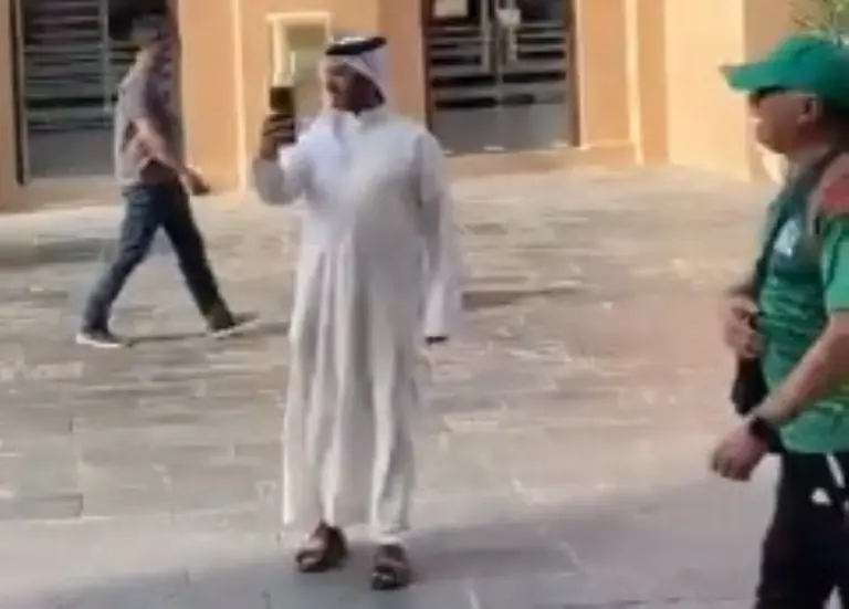 Los anfitriones del Mundial quedaron sorprendidos al ver al mexicano con la bocina a todo volumen recorriendo las calles de su país. Foto: Captura de pantalla.