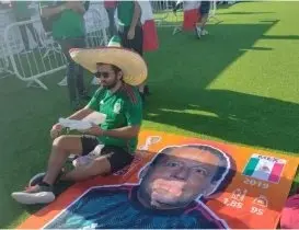 Aficionados mexicanos van protegidos por Alfredo Adame por si hay pelea contra los argentinos