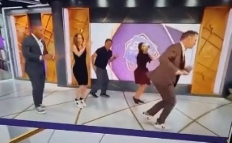 Los conductores de Telemundo también realizaron la danza. Foto: Captura de pantalla.