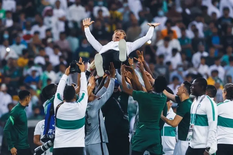 El entrenador de Arabia se ha ganado el respeto de sus jugadores por los resultados que han logrado. Foto: Instagram @herve.renard.hr