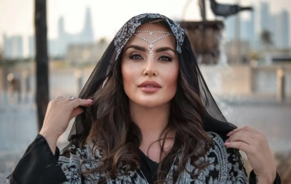 Irene Martínez es la esposa de Héctor Moreno, es de origen español y es una empresaria que cuenta con una agencia internacional de viajes.