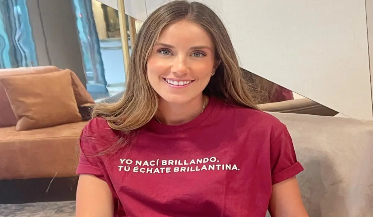 Sandra de la Vega es la esposa de Andrés Guardado, con quien tiene dos hijos. Actualmente es influencer y también conduce un programa en plataformas digitales donde realiza entrevistas.