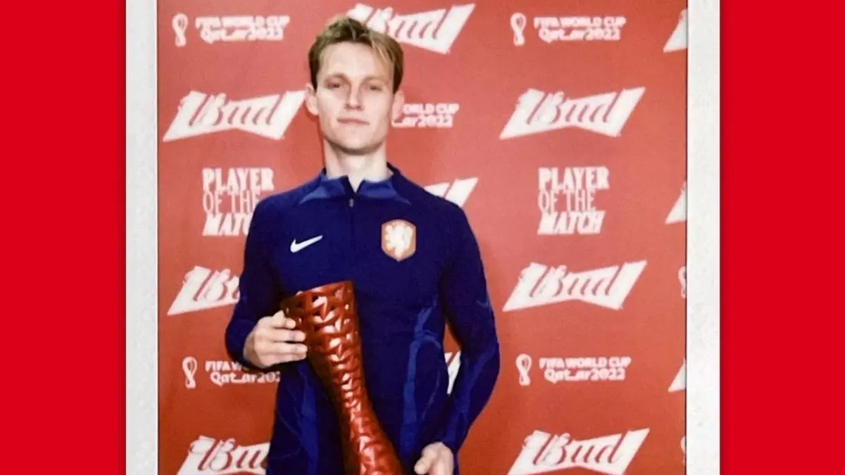 FRENKIE DE JONG - PAÍSES BAJOS. El reconocimiento para el neerlandés fue cuestionado por los aficionados ya que consideraban había mejores candidatos del 1-1 contra Ecuador.
