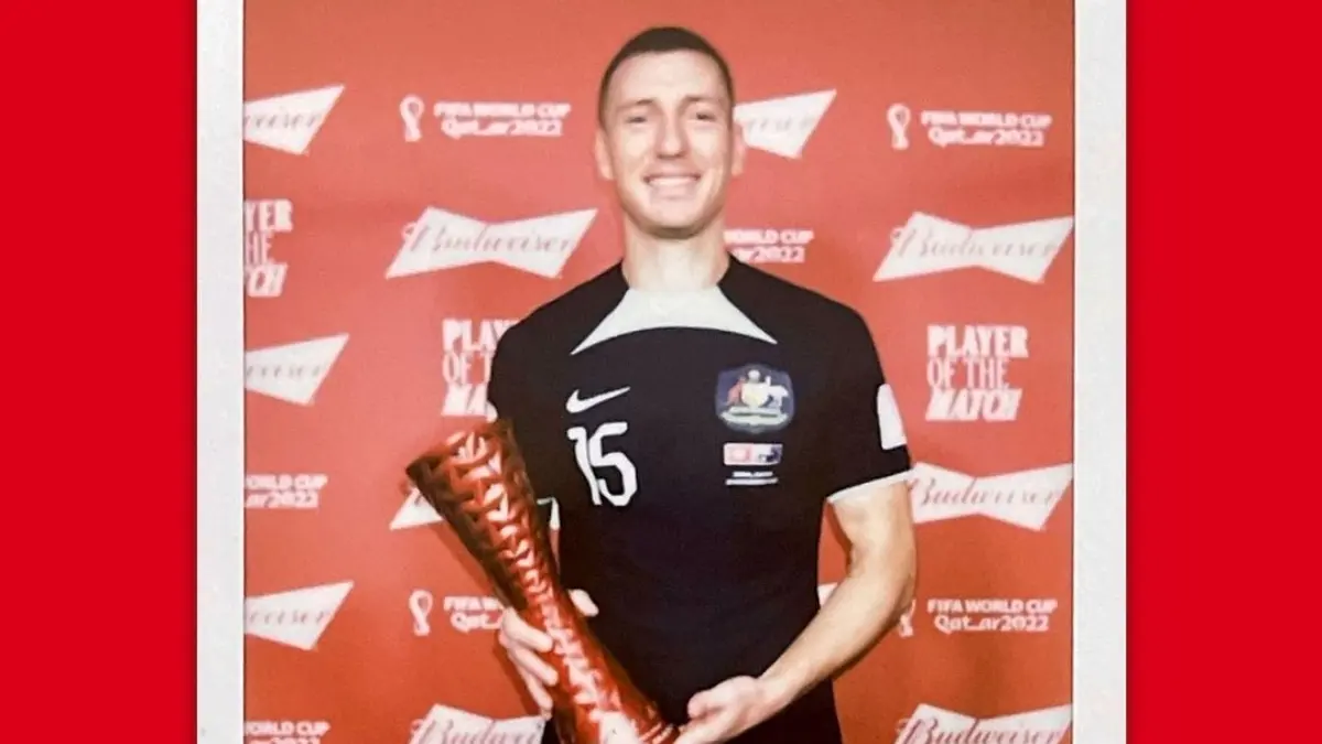 MITCHELL DUKE - AUSTRALIA. El delantero australiano le dio el triunfo a su país con un único gol ante Túnez. Conmovió a los aficionados por su emotiva celebración dedicada para su hijo.