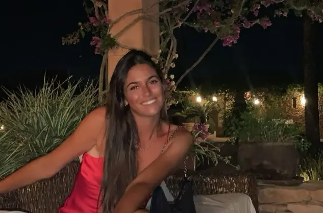 Ella es Sira Martínez, una de las hijas del entrenador de España, Luis Enrique y pareja actual de Ferrán Torres, a quien acompañó al Mundial. Sira es una apasionada de los caballos y practica equitación a nivel profesional. 