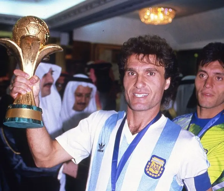 Óscar Ruggeri presume la Copa del Rey Fahd. (@FIFAcom)