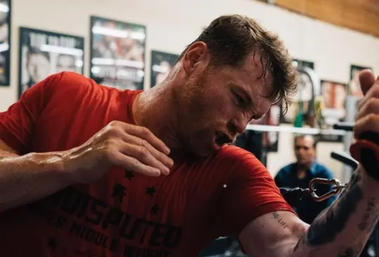 Canelo Álvarez finalmente se operó la mano izquierda.