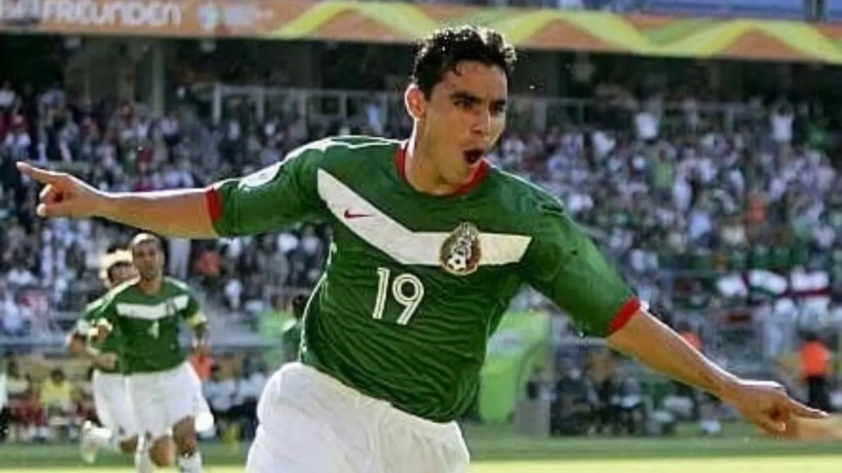 OMAR BRAVO. El mítico delantero de las Chivas consiguió anotar dos goles en el único Mundial que jugó como profesional. Le marcó doblete a Irán en el inicio de la participación de México en la Copa del Mundo de Alemania 2006.