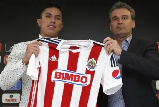 Carlos Salcedo en su presentación como futbolista de Chivas durante 2015. Carlos Salcedo en su presentación como futbolista de Chivas durante 2015.