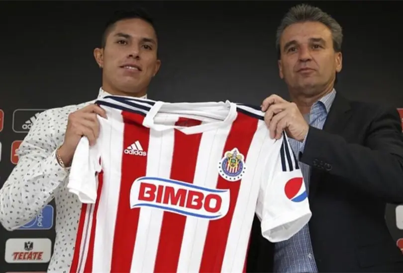 Carlos Salcedo en su presentaci&oacute;n como futbolista de Chivas durante 2015.