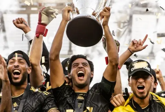 Carlos Vela levanta el título de la MLS con el LAFC.