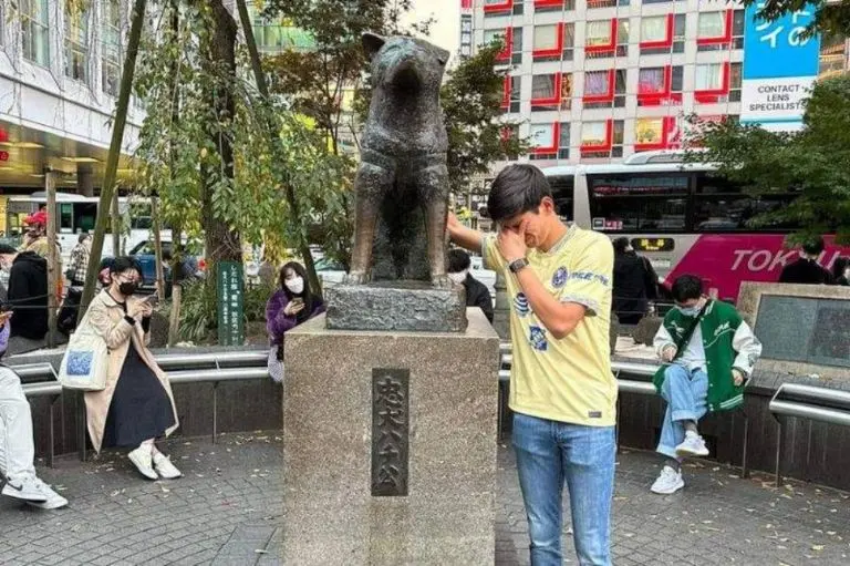 Jürgen Damm visitó la estatua de Hachiko. (@jurgendammr25)
