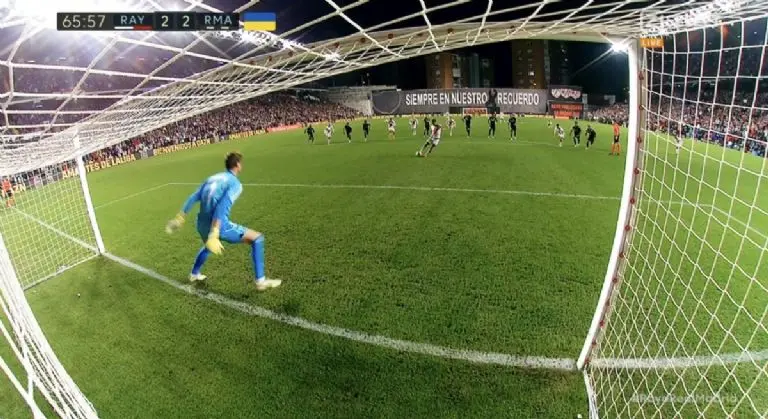 Courtois no mantuvo el pie en la línea en el penal. Captura de pantalla.