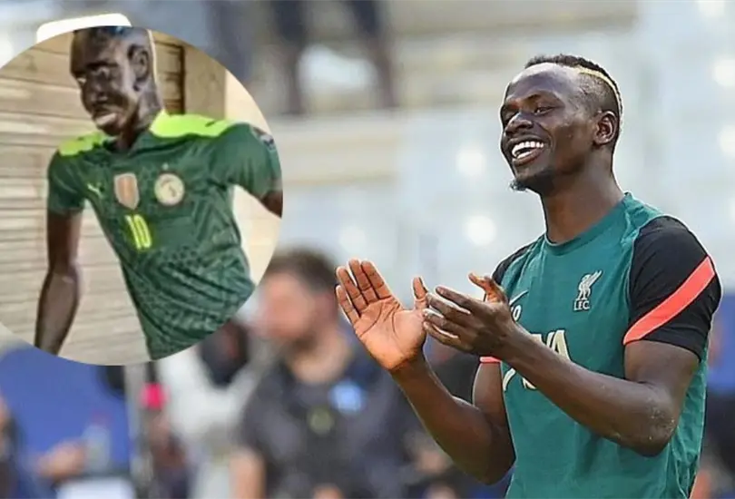 Sadio Mané fue homenajeado con una estatua en su país, pero fue criticada por el poco parecido que tiene con él. Sadio Mané fue homenajeado con una estatua en su país, pero fue criticada por el poco parecido que tiene con él.