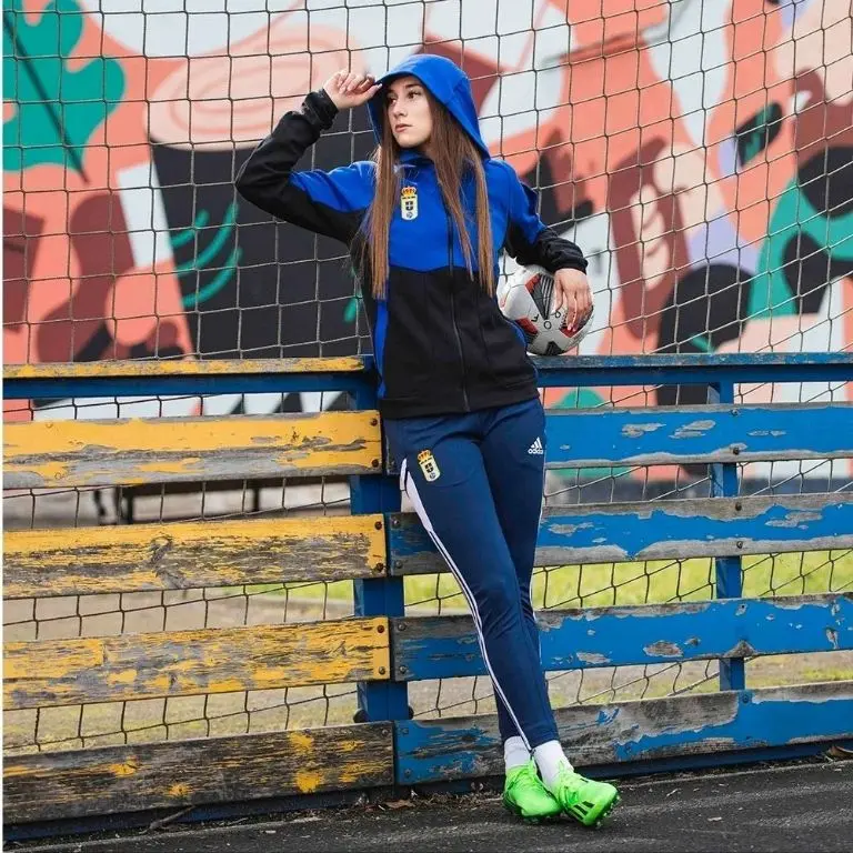 Tatiana Flores ya posó con los colores de su nuevo equipo - @realoviedofem