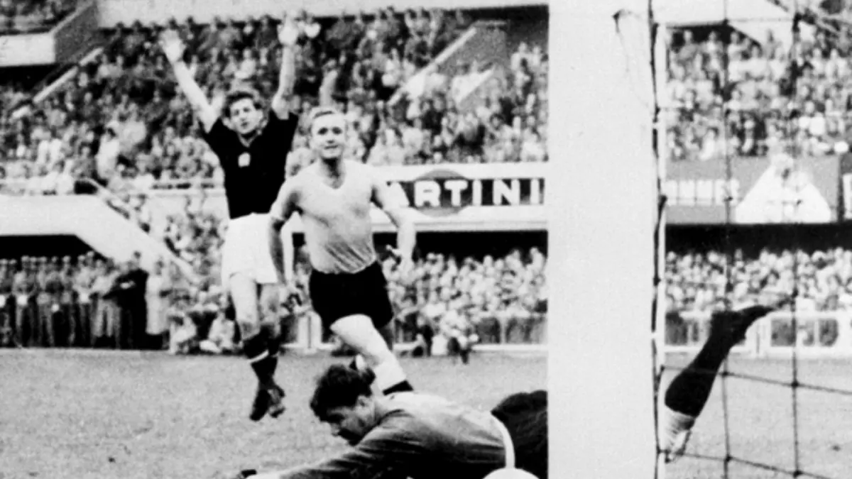 SUIZA 1954 - HUNGRÍA. En aquella ocasión los húngaros se llevaron el Grupo 2 luego de propinar goleadas a Corea del Sur y Alemania Federal. Para la siguiente ronda echaron a Brasil y posteriormente a Uruguay; en la final cayeron ante la misma Alemania que previamente habían goleado.